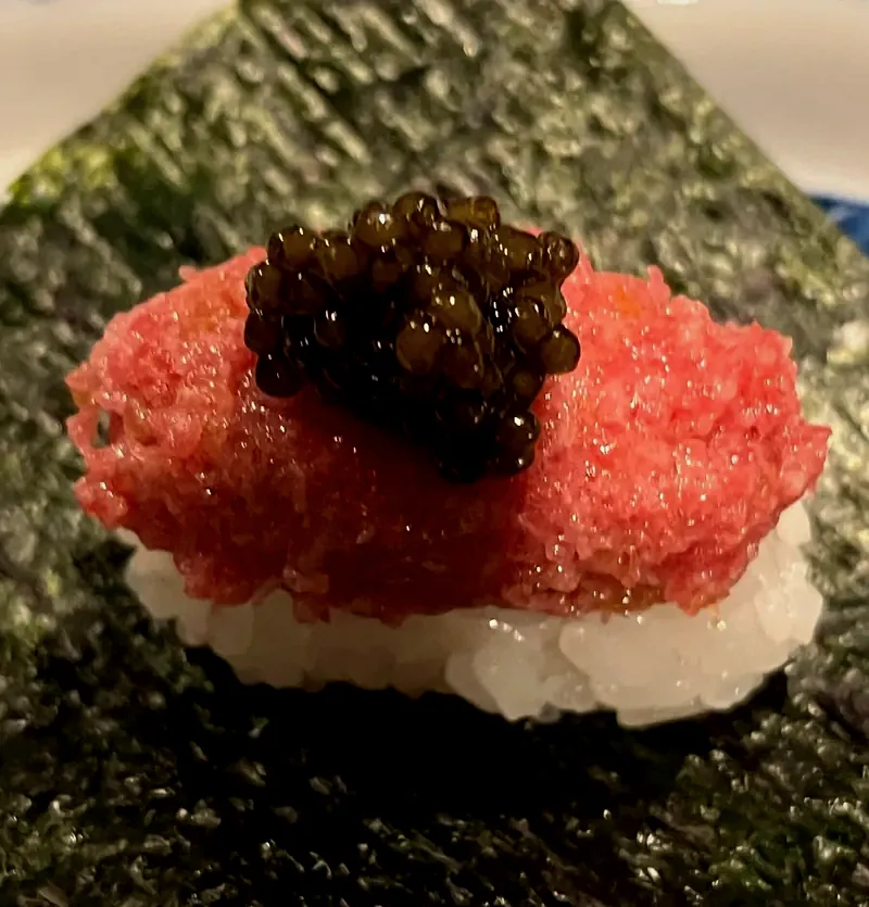 肉幸の和牛のお寿司にのせたキャビア